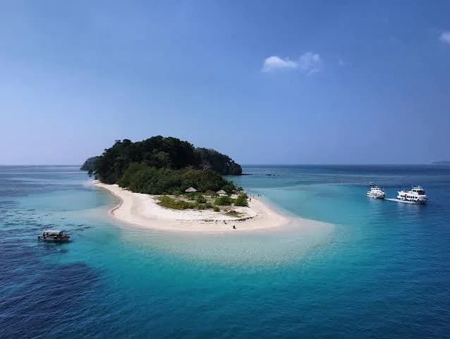 Jolly Buoy Island - Image 2